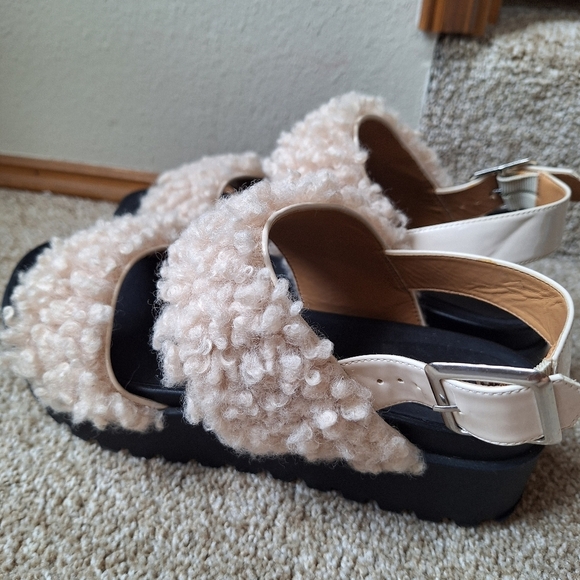 Urban Outfitters Lexi Faux Sherpa Sandal Cream/Black Open Toe Womens Size 10 - Picture 2 of 8